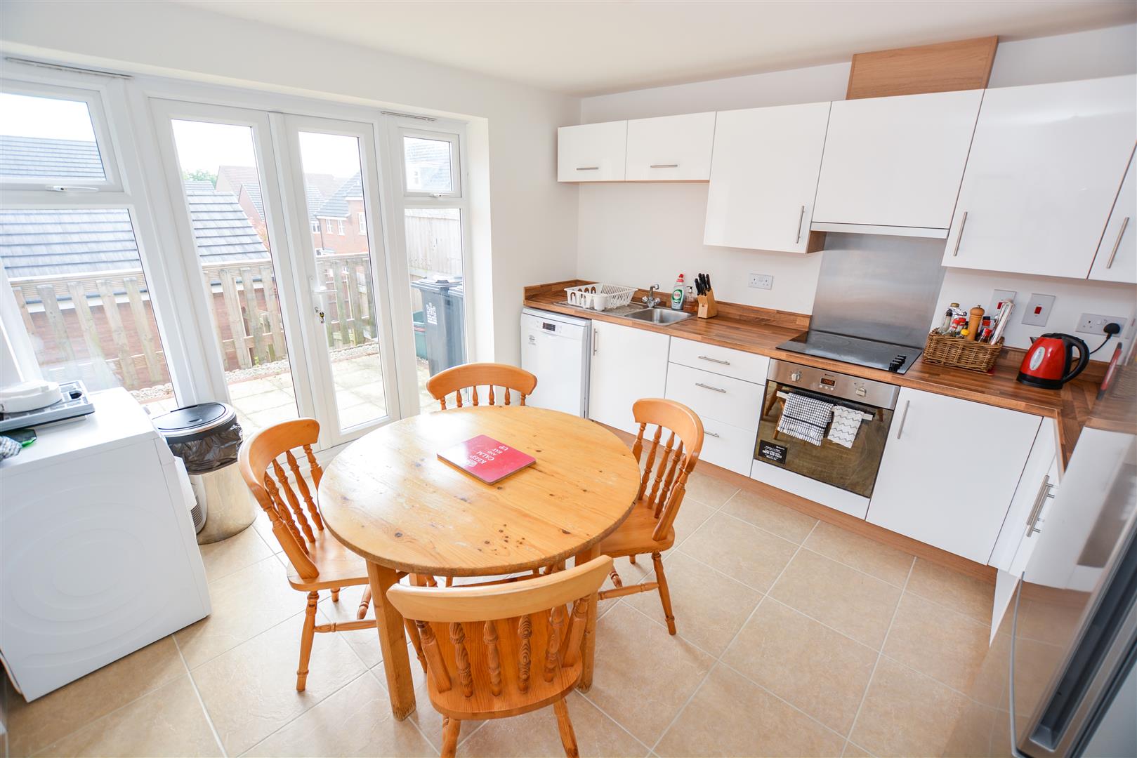 MODERN FITTED KITCHEN / DINER